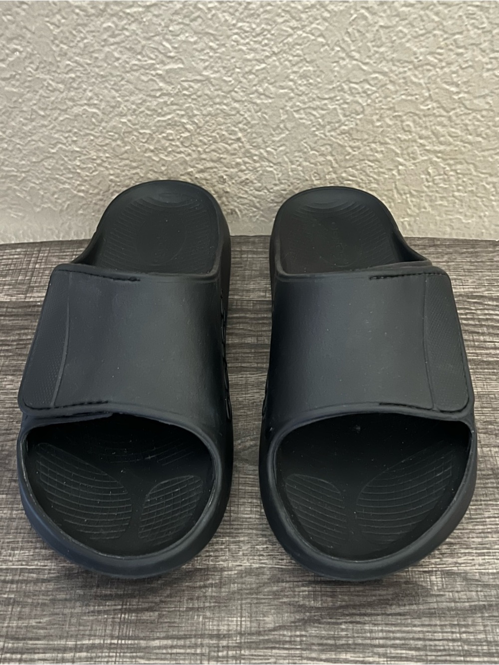 Oofos Men’s Ooahh Sport Slides Black Color Size-14